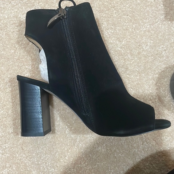 🎉Host Pick🎉 NWOT Suede Nieman Marcus Sandals - Picture 2 of 4